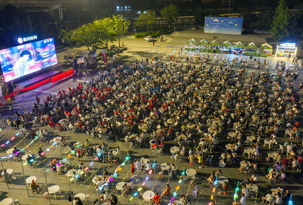 江苏淮安：球迷齐聚漕运门广场观赛“苏超”