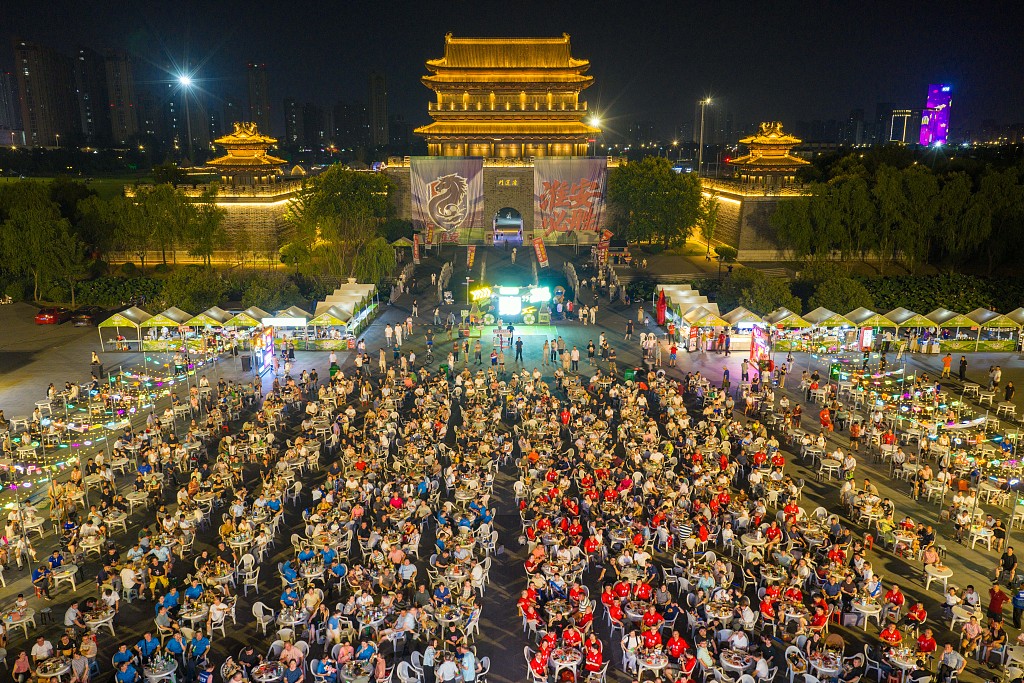 江苏淮安：球迷齐聚漕运门广场观赛“苏超”