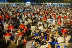 江苏淮安：球迷齐聚漕运门广场观赛“苏超”