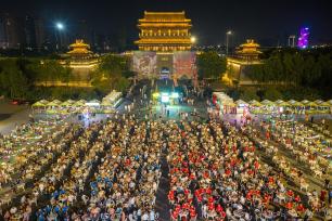 江苏淮安：球迷齐聚漕运门广场观赛“苏超”