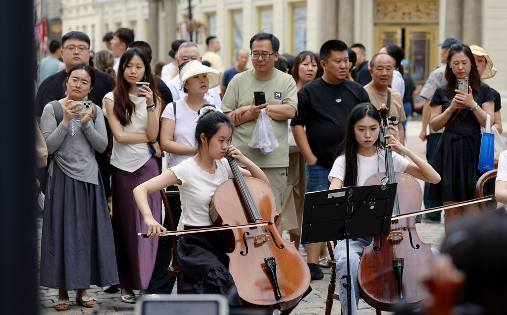 黑龙江哈尔滨：大提琴快闪燃动巴洛克街区