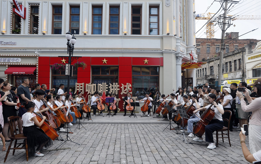 黑龙江哈尔滨：大提琴快闪燃动巴洛克街区