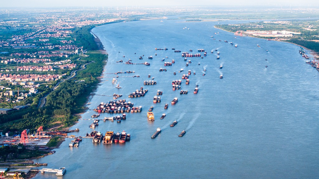 湖北黄冈：长江武穴港航段船只往来穿梭