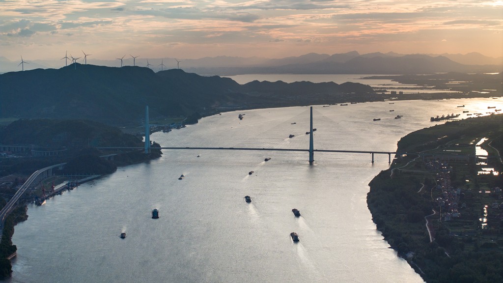 湖北黄冈：长江武穴港航段船只往来穿梭