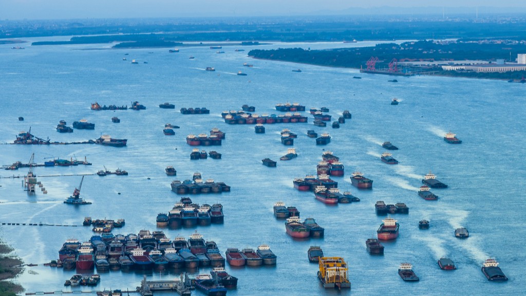 湖北黄冈：长江武穴港航段船只往来穿梭