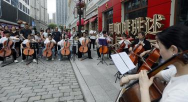 黑龙江哈尔滨：大提琴快闪燃动巴洛克街区