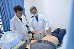 浙江金华：市民三伏天趁热“冬病夏治”