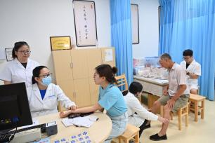 浙江金华：市民三伏天趁热“冬病夏治”