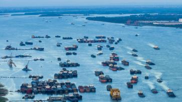 湖北黄冈：长江武穴港航段船只往来穿梭