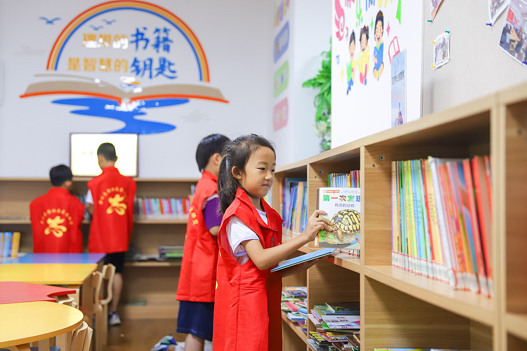 青岛：儿童参加图书馆志愿活动 丰富暑假生活