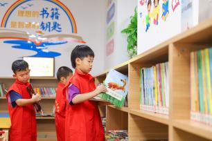 青岛：儿童参加图书馆志愿活动 丰富暑假生活