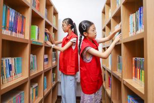 青岛：儿童参加图书馆志愿活动 丰富暑假生活