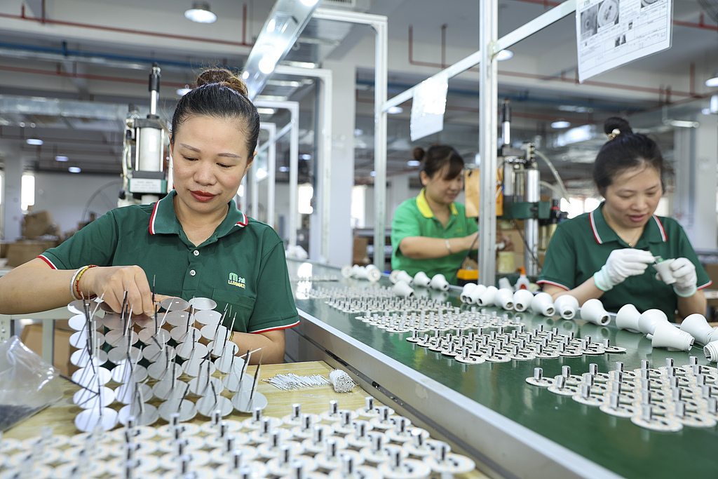 江西九江：工人全力赶制出口订单
