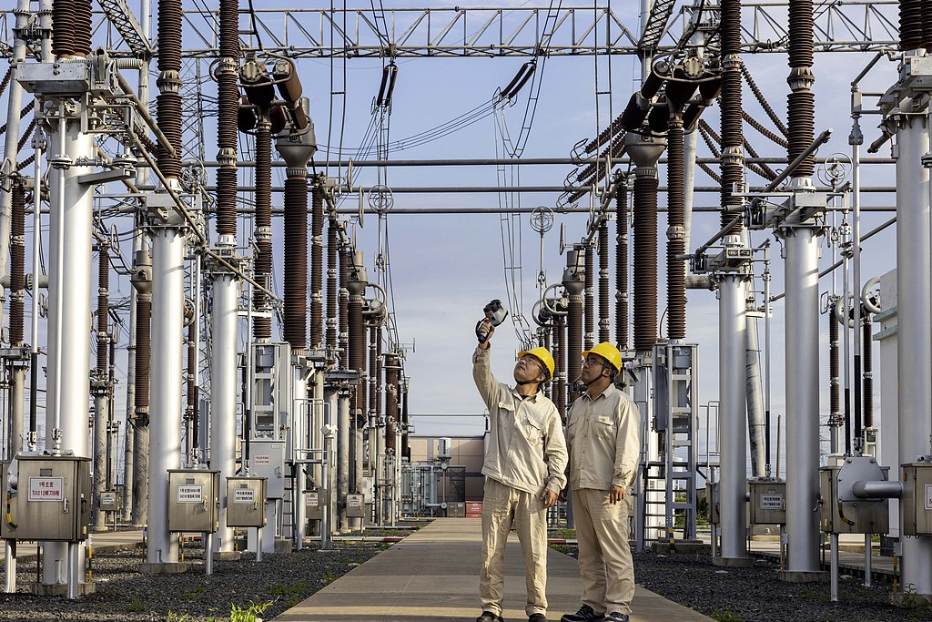 江苏泰州：电力人员利用无人机巡检输电线路