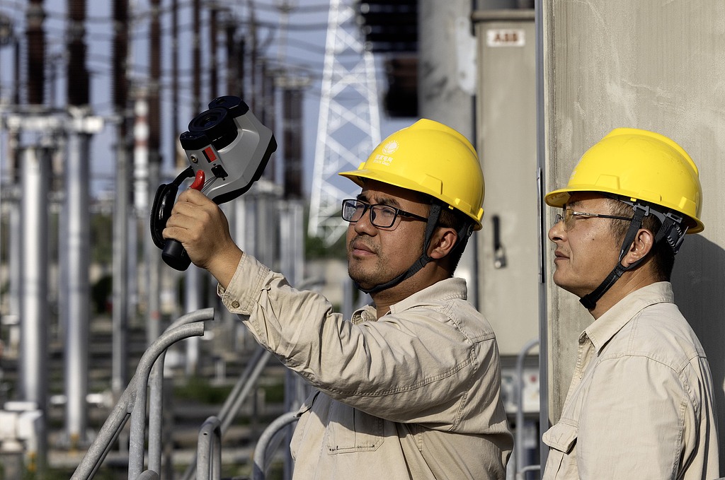 江苏泰州：电力人员利用无人机巡检输电线路