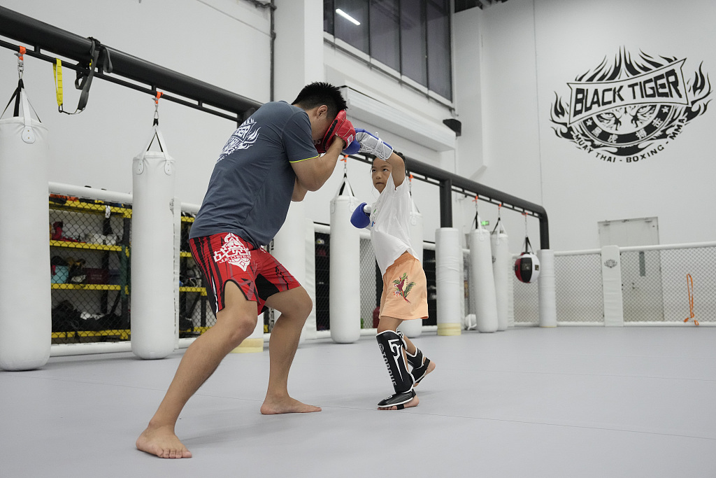 北京：小朋友运动场上过暑假