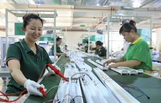 江西九江：工人全力赶制出口订单