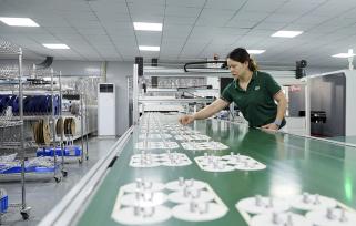 江西九江：工人全力赶制出口订单