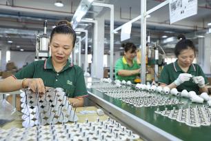 江西九江：工人全力赶制出口订单