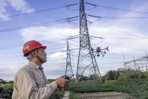 江苏泰州：电力人员利用无人机巡检输电线路
