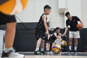 北京：小朋友运动场上过暑假