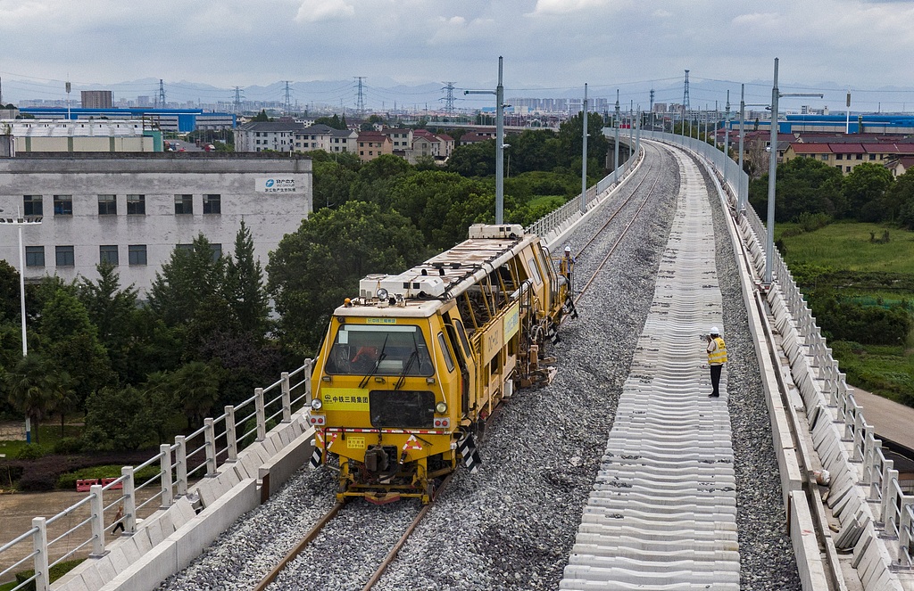 浙江金华：施工人员对道砟进行振捣作业