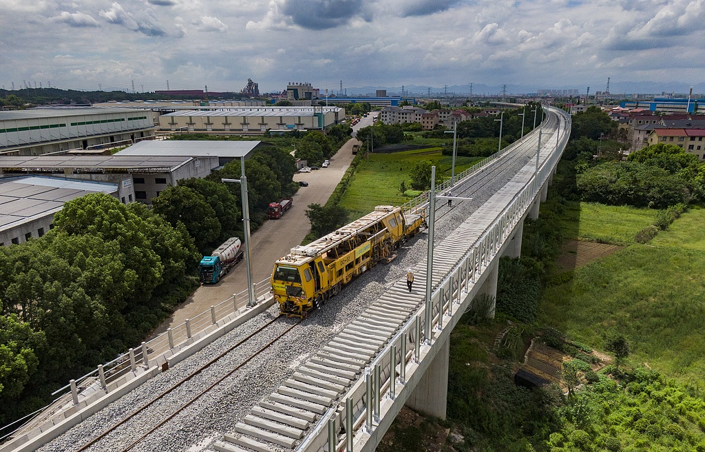 浙江金华：施工人员对道砟进行振捣作业