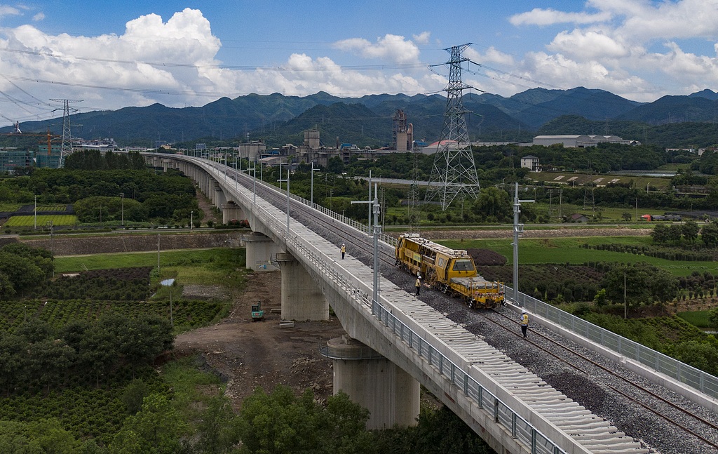 浙江金华：施工人员对道砟进行振捣作业