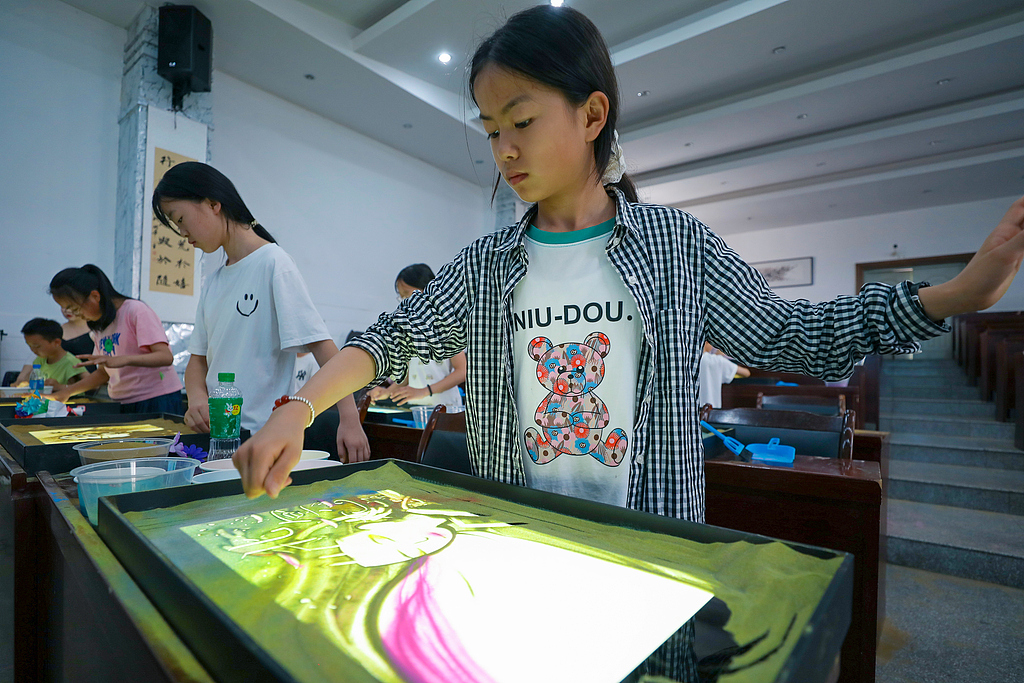 云南陆良：小朋友学习沙画 乐享暑假