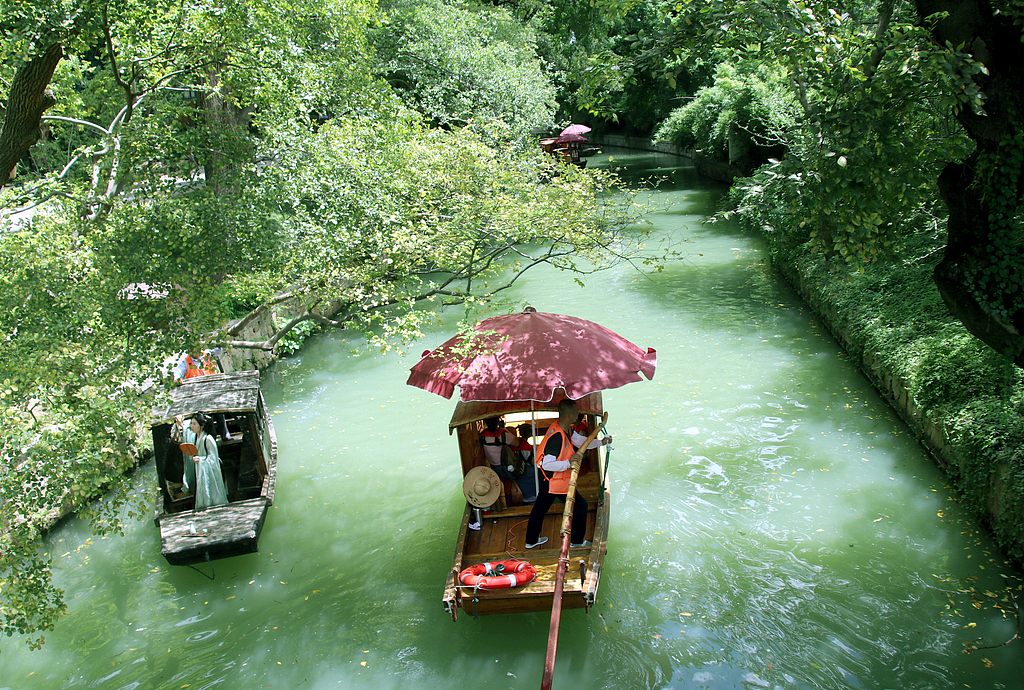 苏州：游客乘手摇小船 游览虎丘景区
