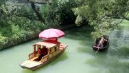 苏州：游客乘手摇小船 游览虎丘景区