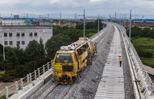 浙江金华：施工人员对道砟进行振捣作业