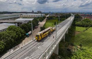 浙江金华：施工人员对道砟进行振捣作业