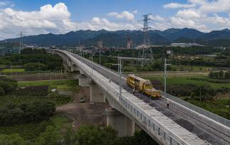 浙江金华：施工人员对道砟进行振捣作业