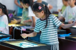 云南陆良：小朋友学习沙画 乐享暑假