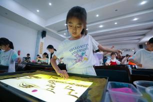 云南陆良：小朋友学习沙画 乐享暑假