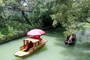 苏州：游客乘手摇小船 游览虎丘景区