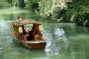 苏州：游客乘手摇小船 游览虎丘景区