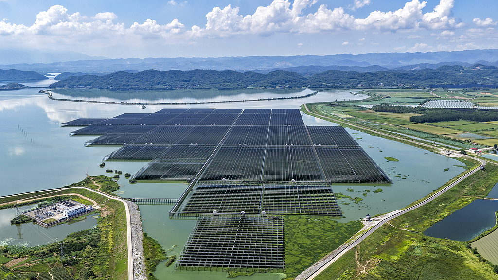 江西九江：光伏发电板持续产生清洁能源