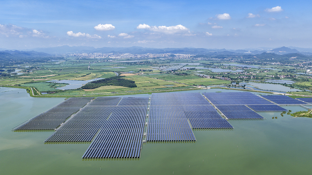 江西九江：光伏发电板持续产生清洁能源
