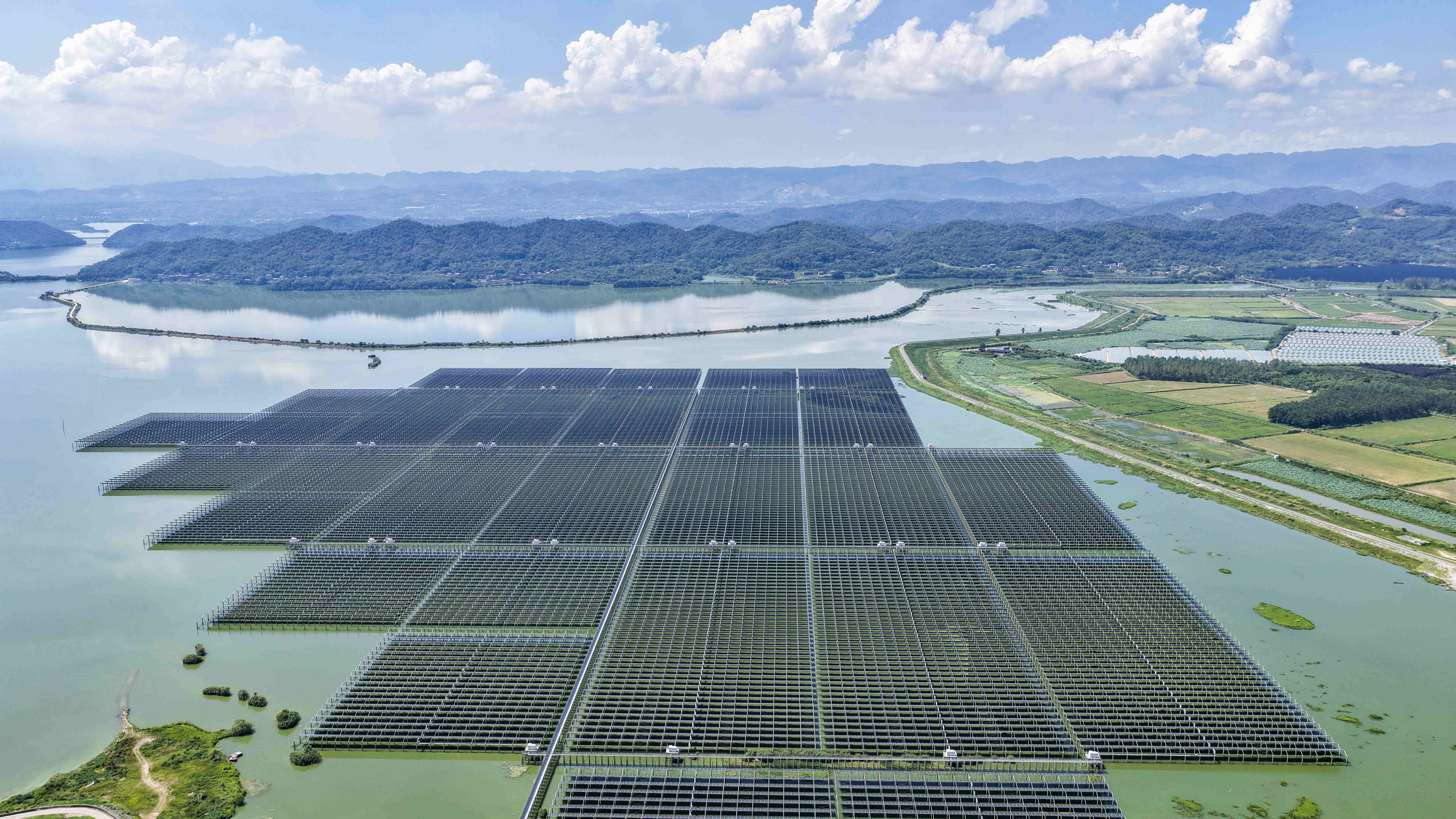 江西九江：光伏发电板持续产生清洁能源