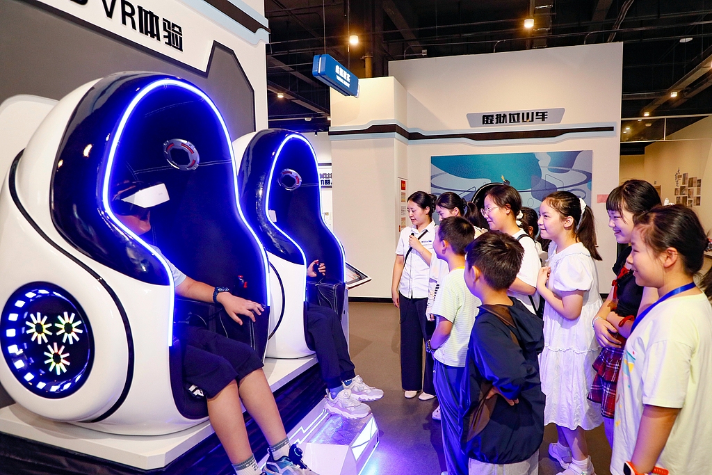 江苏海安：小朋友参观科技馆度暑假