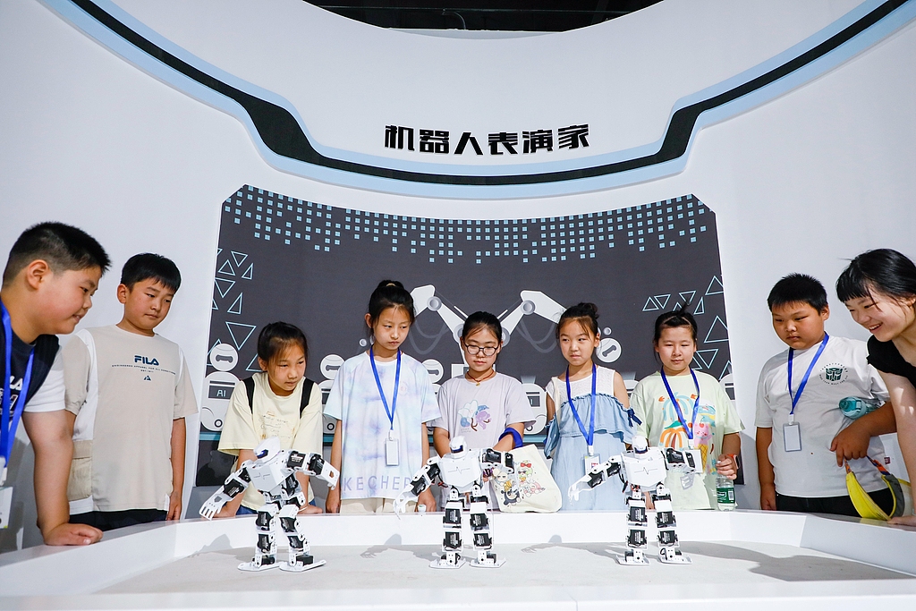 江苏海安：小朋友参观科技馆度暑假