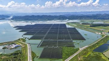 江西九江：光伏发电板持续产生清洁能源