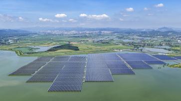 江西九江：光伏发电板持续产生清洁能源