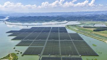 江西九江：光伏发电板持续产生清洁能源