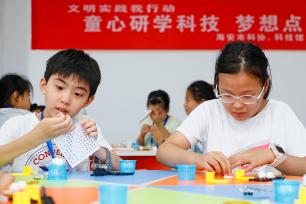 江苏海安：小朋友参观科技馆度暑假