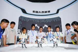 江苏海安：小朋友参观科技馆度暑假