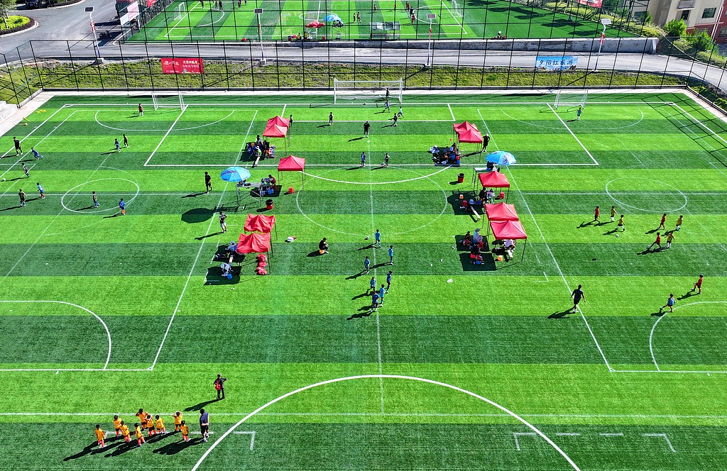 江西定南：足球小将齐聚参加夏季训练营