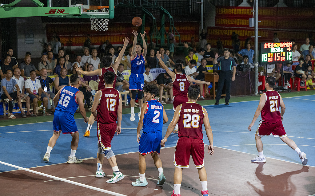 广西梧州：“村BA”篮球赛点燃夏夜激情